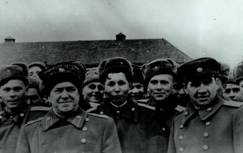 Снимок групповой. На переднем плане слева - Жуков Г.К., крайний справа - генерал-полковник Чуйков В.И. с группой солдат стоят на фоне здания