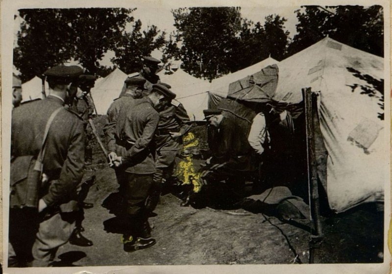 Фотография: Член Военного Совета генерал Чекаловский среди репатриированных воинов Красной Армии
