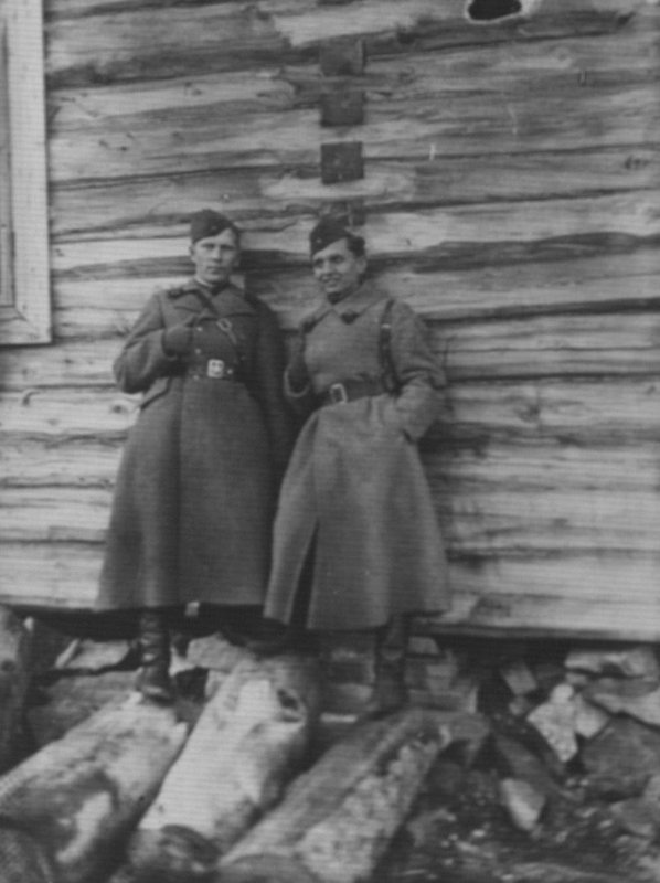 Red Armymen of the 104th Artillery Regiment. Reconnaissance platoon commander I.A. Loskutov (left) and Fehretdinov