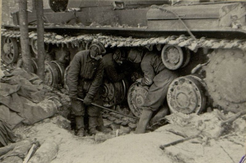 Image: The process of changing the roller of the "KV" tank