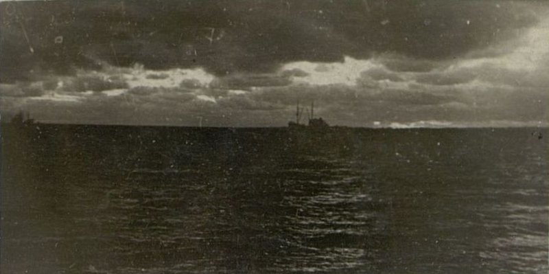Фотография: Под покровом ночи отправлялись из гор. Геленджика караваны мелких судов на "Малую землю"