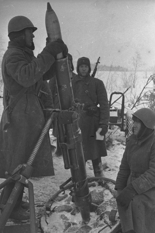 «Калининский фронт.  Расчёт 82-мм батальонного миномёта образца 1937 года БМ-37.»