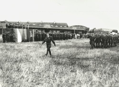 Парад личного состава 1-го чехословацкого истребительного Зволенского авиаполка под командованием капитана Л. Коза