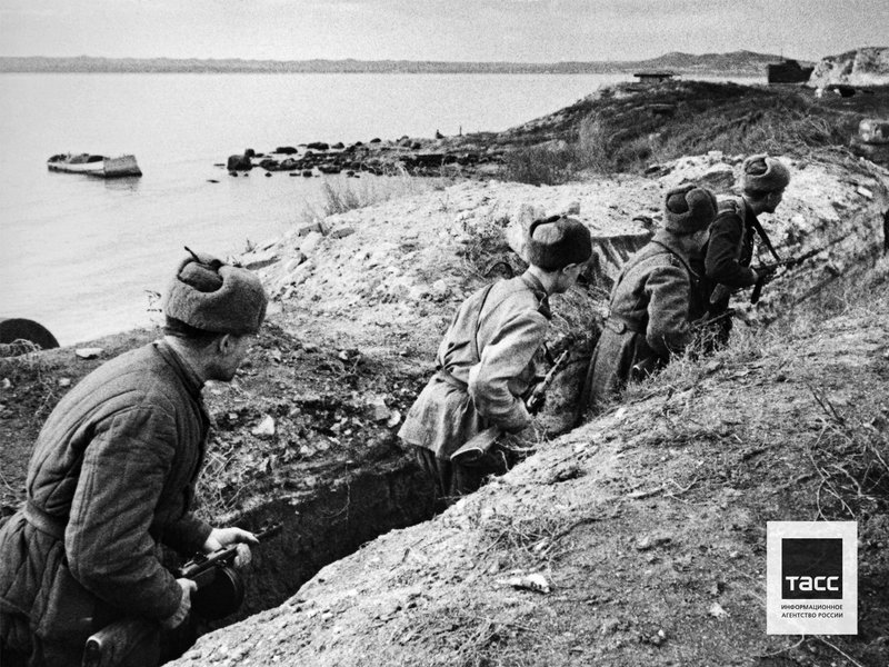Submachine gunners move to their firing position ahead of a battle, Kerch, 1944. Photo by Max Alpert, Yevgeny Khaldei/TASS