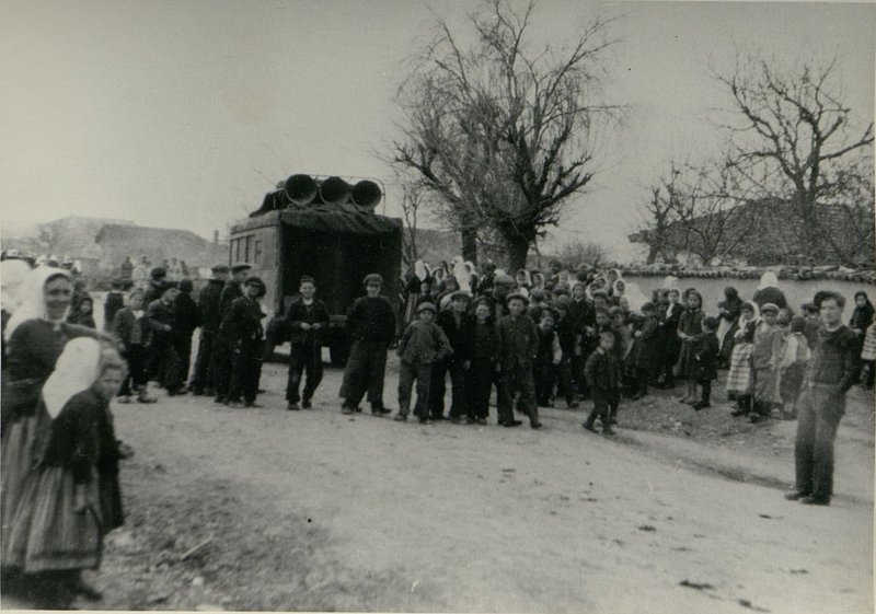 Фотография: Генерал-полковник товарищ Бюрюзов вручает ордена Советского Союза болгарским генералам и офицерам
