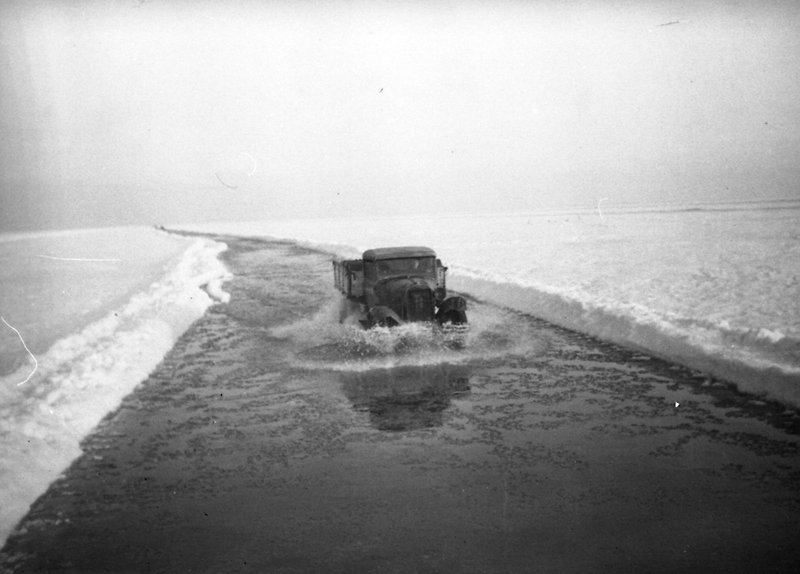 Car moves to Leningrad along the Ladoga road flooded with water
