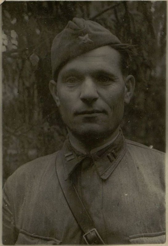 Фотография: Помощник командира  полка по снабжению - майор Куцеволов С.Ф. награжденный медалью "За боевые заслуги"