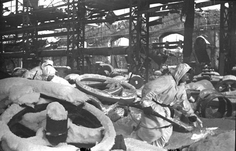 Search for the enemy in the destroyed factory floor (Stalingrad)