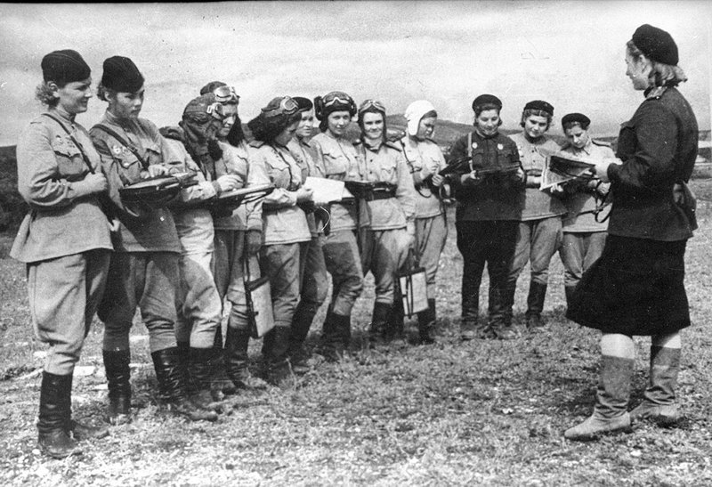 Serafima Amosova, the deputy commander of the all-female 46th Taman Guards Night Bomber Aviation Regiment, gives a combat mission
