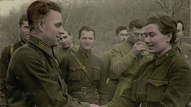 Фотография: Командир полка майор Ахтырченко П.Г. вручает медаль "За отвагу" военфельдшеру Митьковой Е.