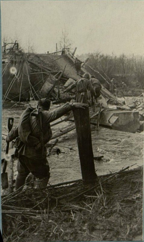 Фотография: Штурмовой батальон гвардии капитана Сурова с боями подходит к реке Шпрее и стремительно форсирует ее