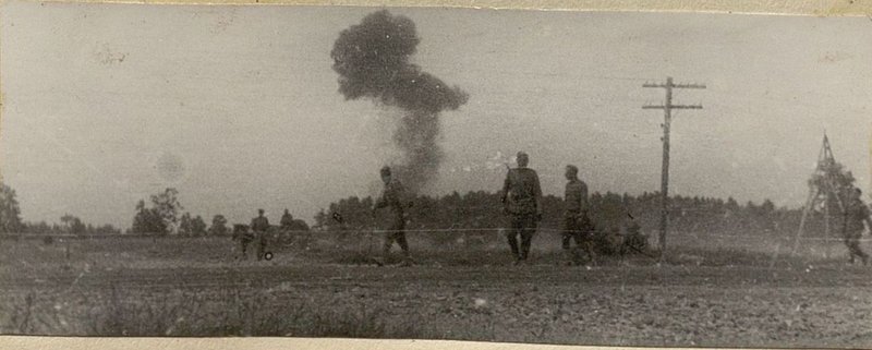 Фотография: Славные артиллеристы взорвали склад противника с боеприпасами