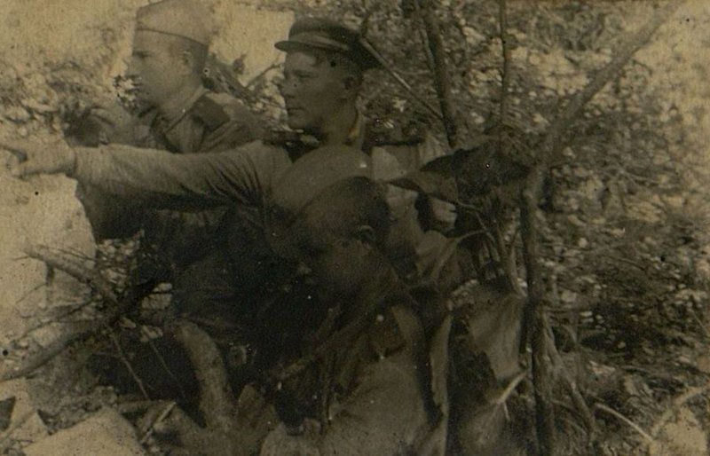 Фотография: Командир отделения разведки 4-ой батар. медаленосец старший сержант Липовский Н.А. с группой разведчиков уточняет цели на местности