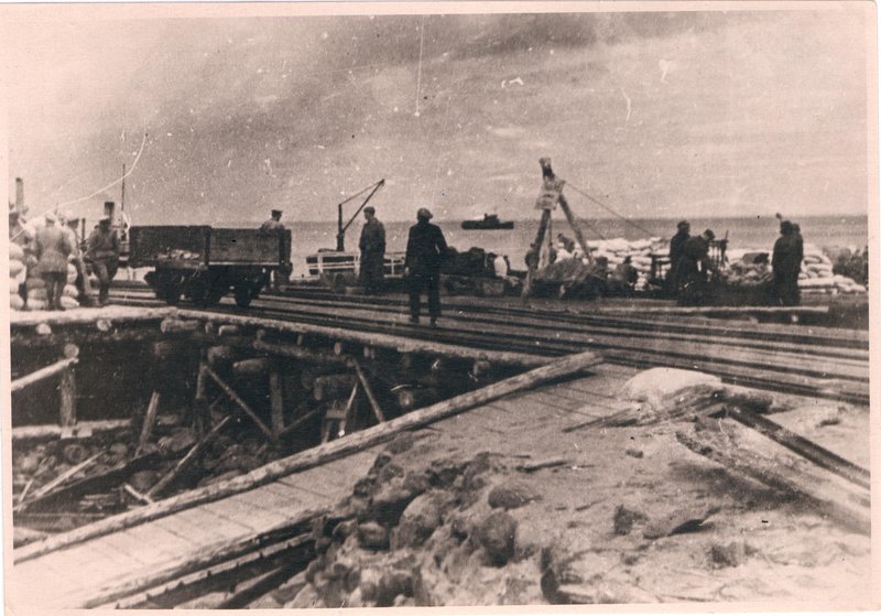 Ладожская трасса "Дороги жизни". Весной на пристани. 1941-1942 гг.