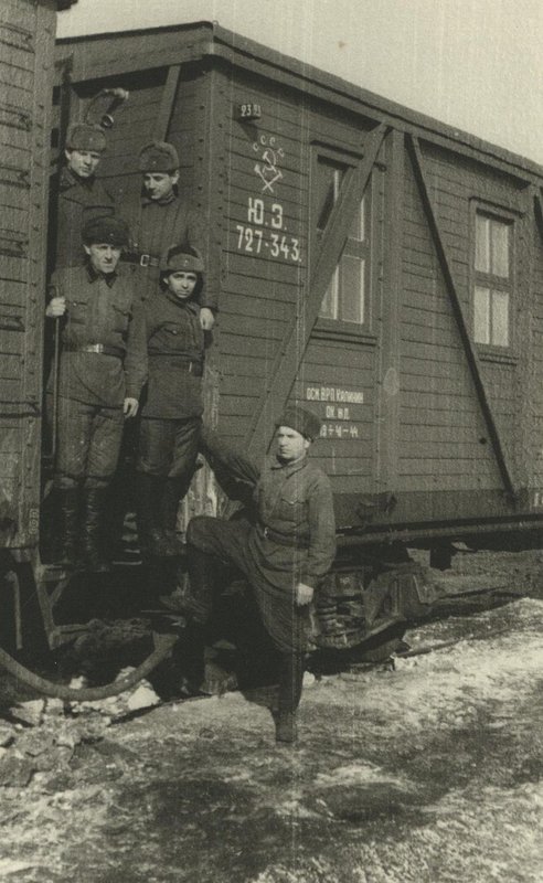 Военнослужащие объединенного Ремонтного поезда № 15 у вагона поезда. В нижнем ряду слева направо: старший сержант Д. Сукальский,