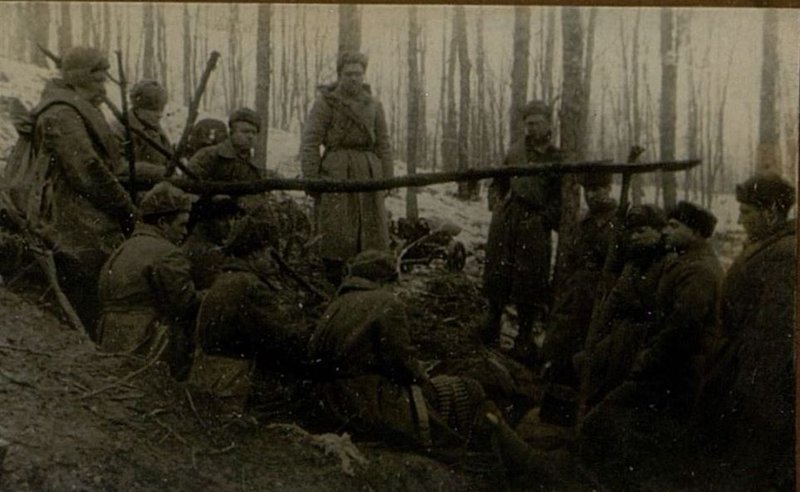 Фотография: Под Шапсугской. Замначполитотдела майор Карпешин проводит беседу в 3 батальоне 109 полка перед выполнением боевой задачи