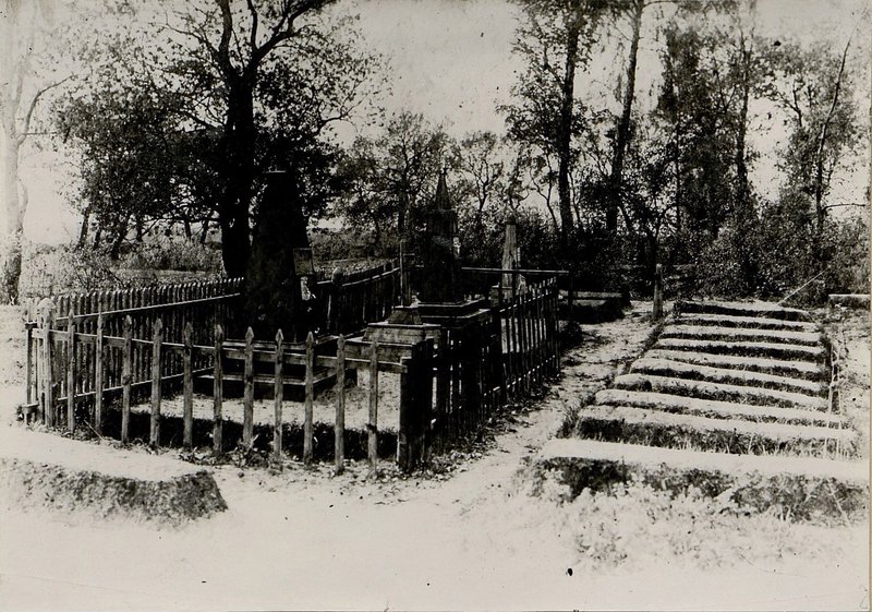 Фотография: Братские могилы расположены на городском кладбище г. Слуцк по улице "14ти партизан"