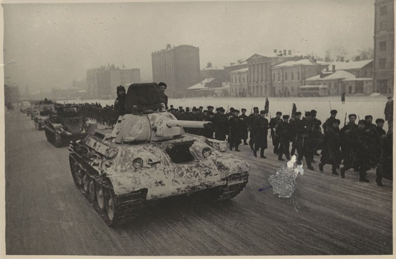 Танки, отправляющиеся на фронт, проходят по улицам Москвы.