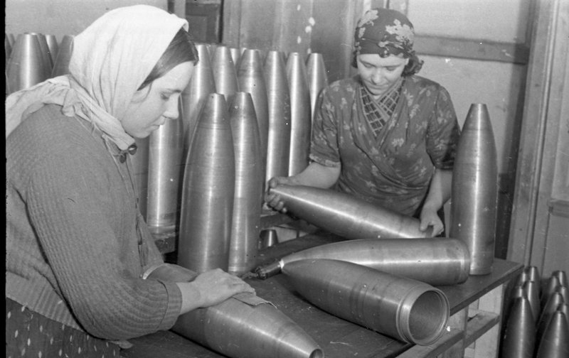 «Оборонный завод. Подготовка головной части реактивных снарядов М-13 под покраску и заполнение.»