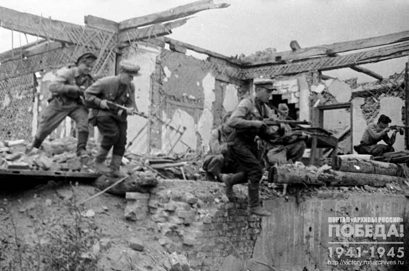 Submachine gunners of the Guards Major N. Proshunin are fighting on the street of Belgorod
