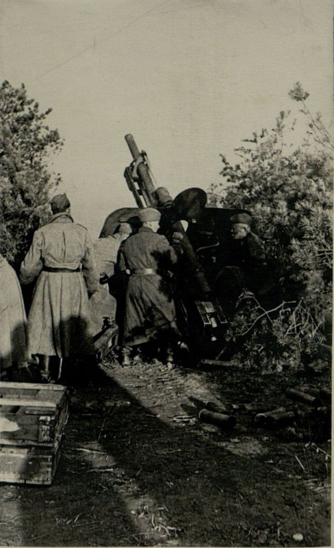 Фотография: Огонь ведет орудие Старший Сержант а Ульянова (121 гвардия стрелковой дивизии)