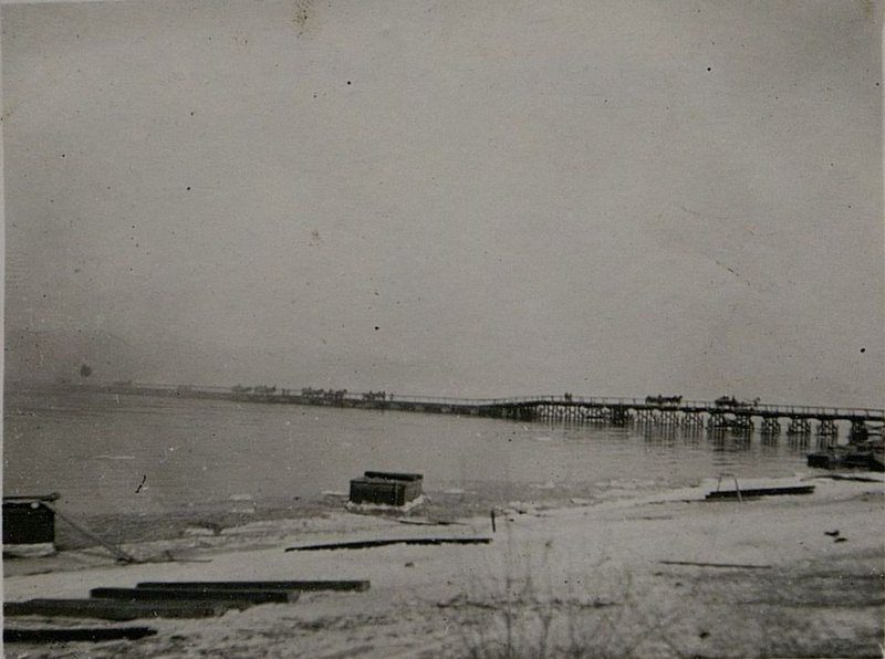 Image: South floating bridge DMP-42 (a wooden bridge park is designed to guide ferry and bridge crossings) in the Nadteten area