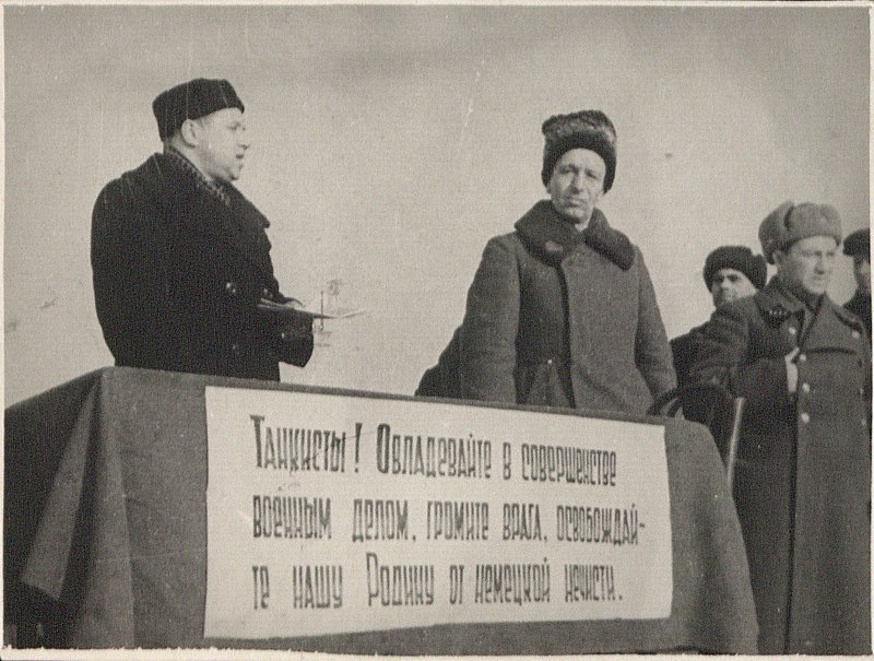 Митинг, посвященный передаче танков, построенных на средства, собранные населением, воинской части.