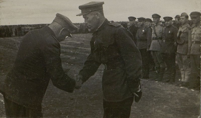 Фотография: Командующий войсками фронта генерал-полковник Петров вручает орден Александра Невского командиру батальона 591 полка гвардии майору Жуйко