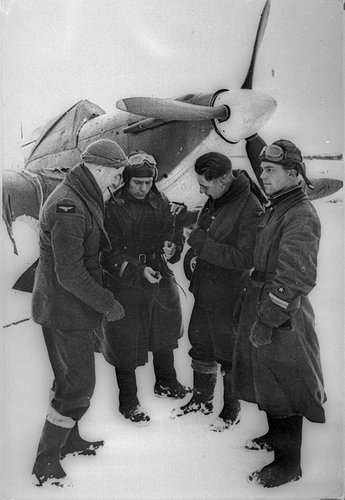 Советские летчики с английскими союзниками