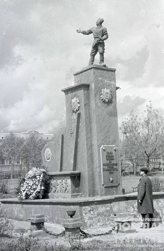 Памятник бойцам, павшим за освобождение города Сталиногорска в 1941 году