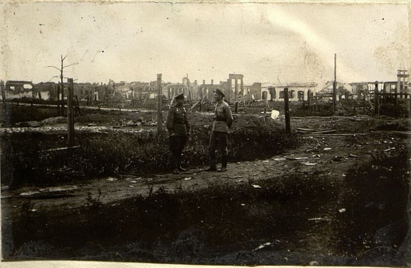 Image: Defense area of the 2nd battalion. The Nazi bastards turned the building of the Bumkombinat into a heap of ruins. In the foreground: the commander of the 2nd battalion, Senior Lieutenant Kostenko and his deputy for political affairs, Captain Oleinik