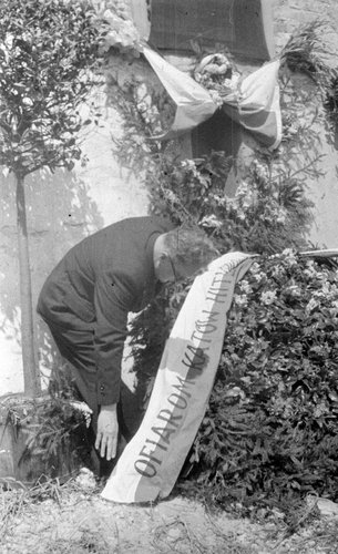 Возложение венков к могиле погибших в немецком концентрационном лагере на Майданеке