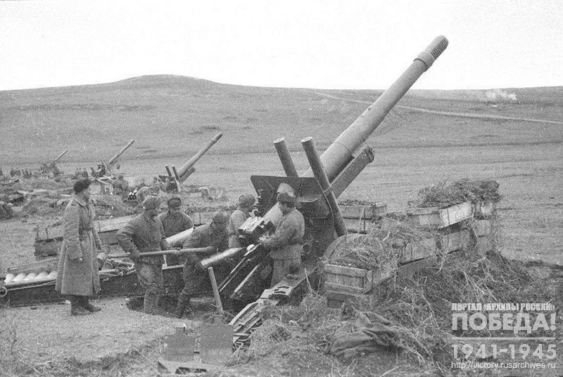 Gunners of the Captain I. Chupin’s battery on the firing position. Kerch Peninsula, 1944