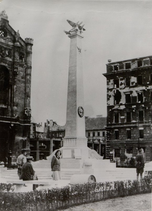 Фотография: Памятник-монумент павшим летчикам (5 район)