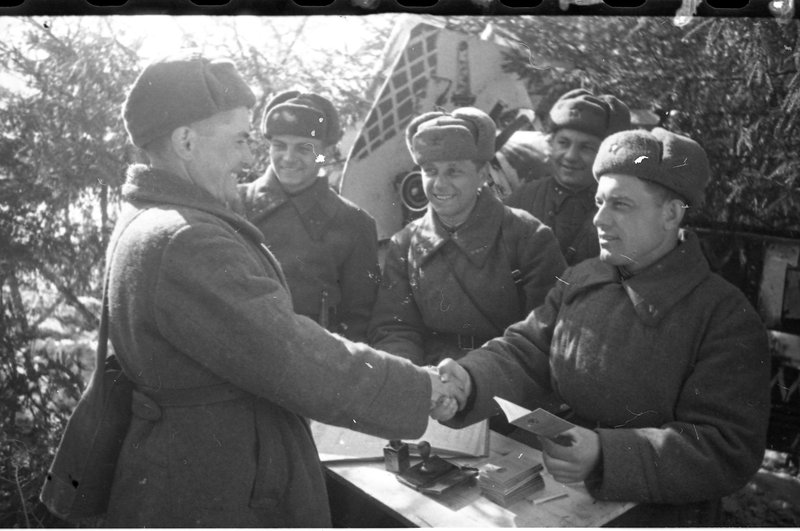 «Северо-Западный фронт. Председатель командования фронтом Иванченко вручает орден Красного знамени младшему лейтенанту Тулянину.»