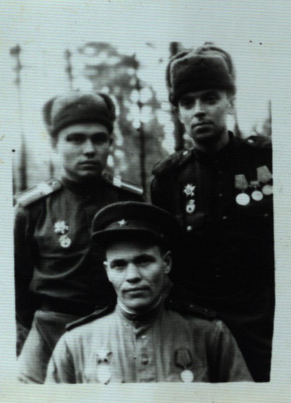 Gunners of the 50th Guards Artillery Regiment of the 24th Guards Infantry Division of the 2nd Guards Army of the Southern Front after the battles for the liberation of Sevastopol. From left to right are Foreman V.P. Krestov, Foreman V.I. Sedakov, Senior Lieutenant I.I. Martynov (sitting)