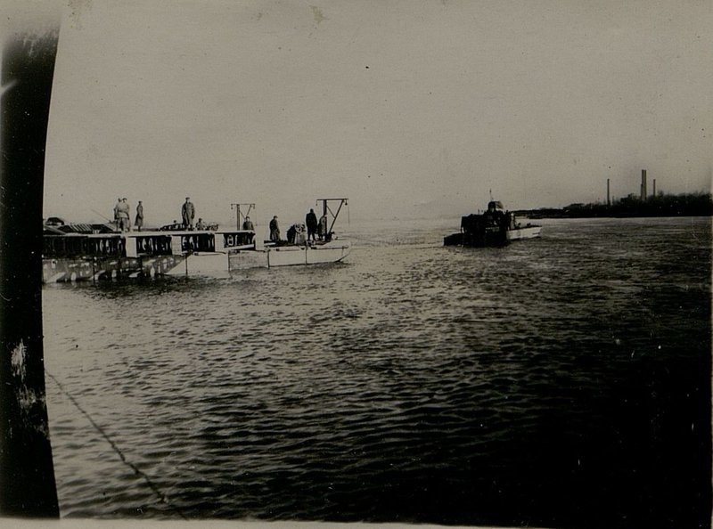 Image: Towing of ferries "Krupp" in the line of the bridge in the Chepel area