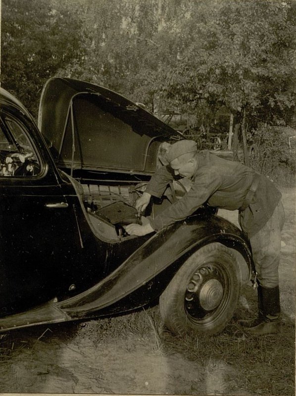 Image: Foreman  Fomichev checks the technical condition of the car that arrived from the battle