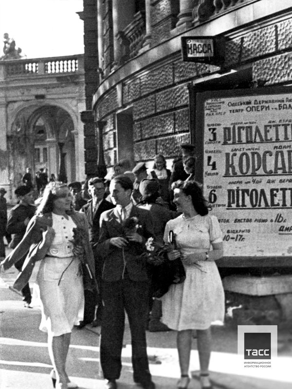Жители города, освобожденного от немецко-фашистской оккупации, перед началом спектакля у здания Одесского театра оперы и балета
