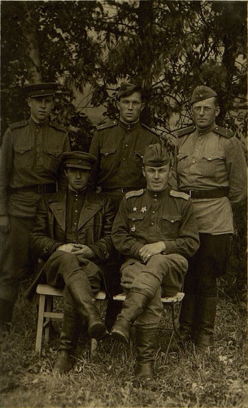 Фотография: Штаб 1-го батальона. Сидят: Комбат 1 капитан Железов, адъютант старший гвардии лейтенант Подвеза