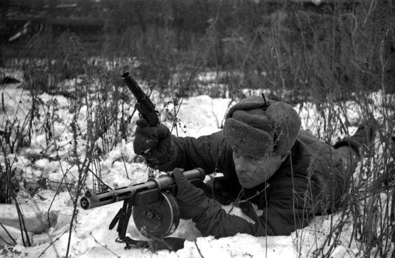Боец-автоматчик во время боя даёт сигнал ракетой