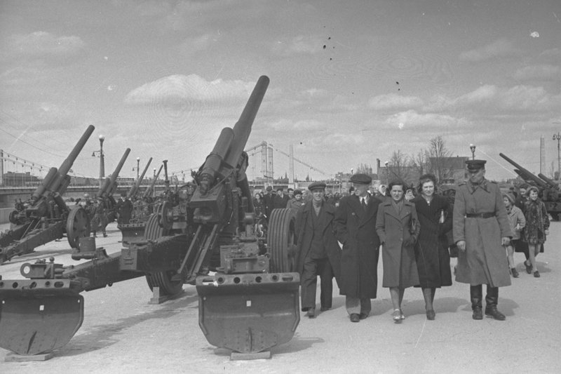 «ЦПКиО им. Горького. На выставке образцов трофейного вооружения.»