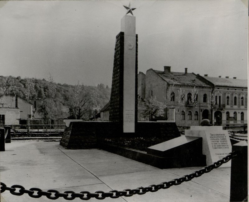 Фотография: г. Мишкольц. Памятник-монумент на отдельной братской могиле