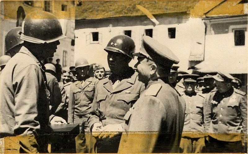 Фотография: От имени Верховного Совета СССР командир корпуса вручает правительственные награды солдатам и офицерам Американской Армии