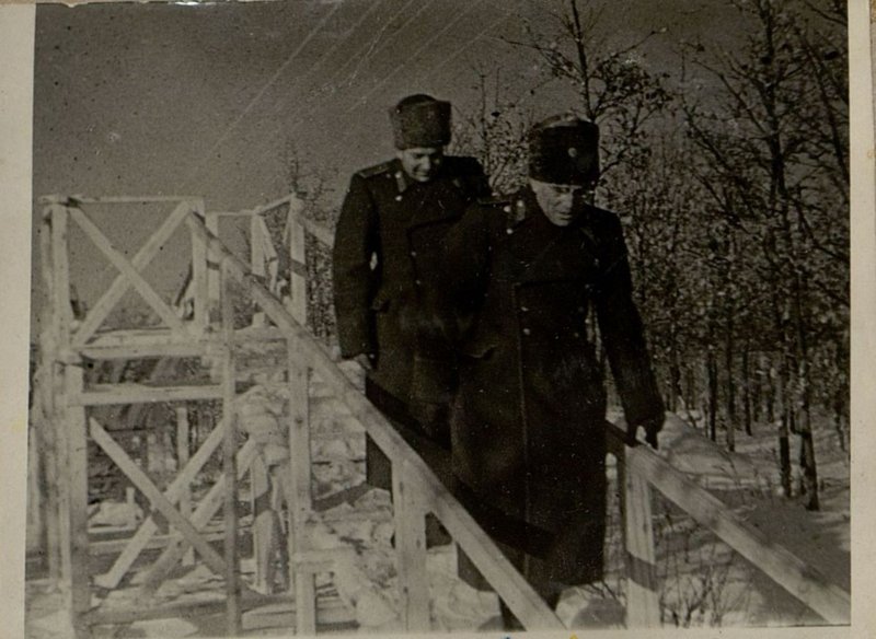 Фотография: Генерал Ворожейкин и полковник Басов осматривают детскую горку