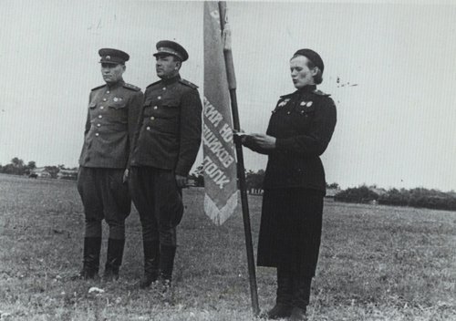 Командир 46-го гвардейского Таманского ночного бомбардировочного авиаполка майор Е.Д. Бершанская принимает гвардейское знамя