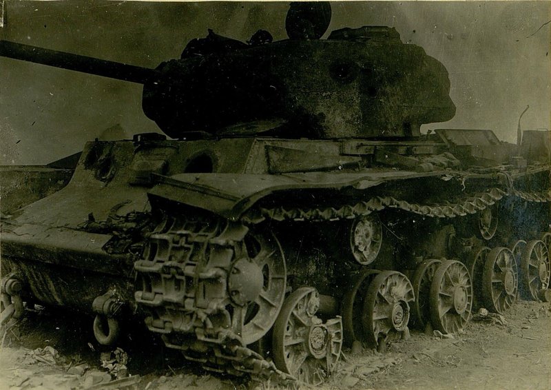 Фотография: Немецкий танк, подбитый на шоссе Протасово-Гриневка 13.-7.-43 г. 4-ой батареей 539 ГАП 12 АД РГК