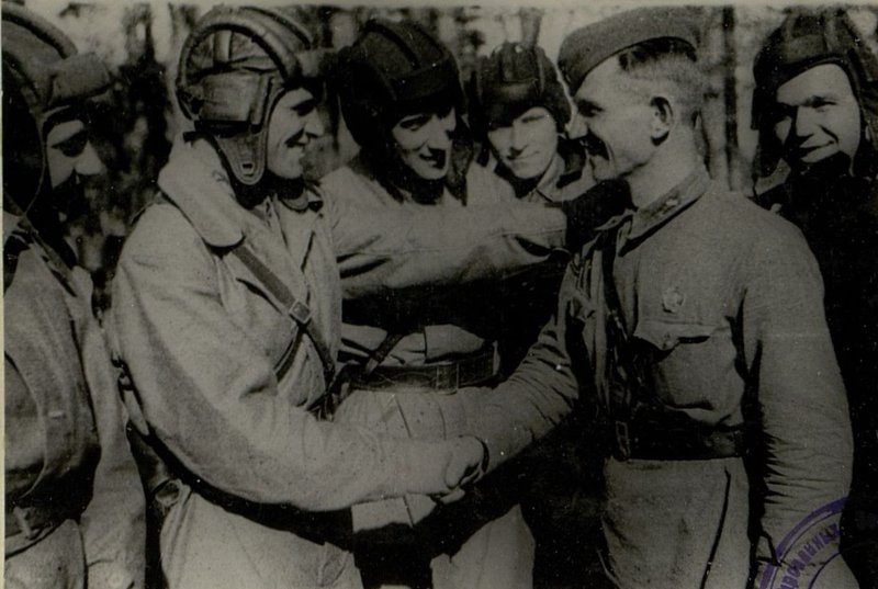 Image: Tankmen congratulate Junior Lieutenant Sherstnev awarded the Order of Lenin