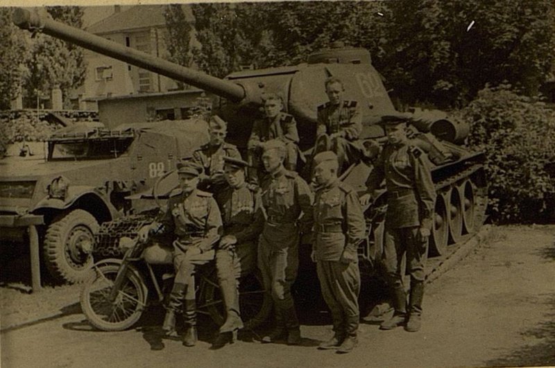 Image: Brave tankmen of the crews of Lieutenant Medved and Petty Officer Evgrashov (tanks of the command of the 25th Panzer Corps)