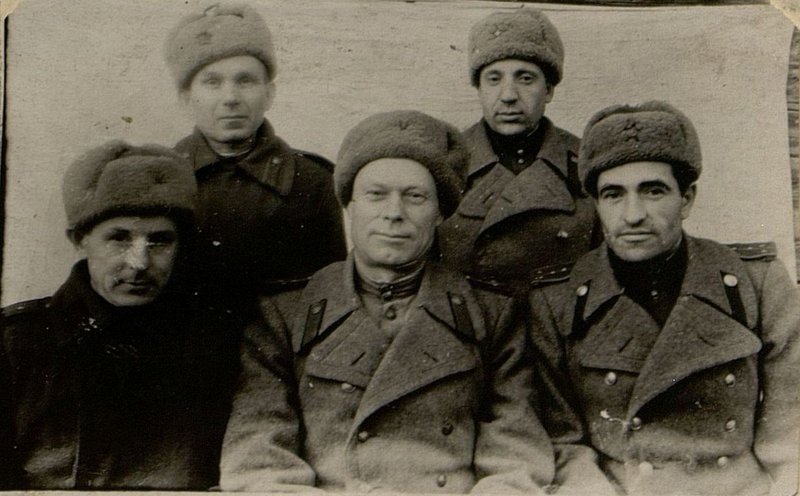 Фотография: Партийное бюро, партийная организация. Управления бригады (1 ряд) капитан Охнухов, капитан Волчанский, капитан Крыжановский, Жаголко, Ефрюшкин